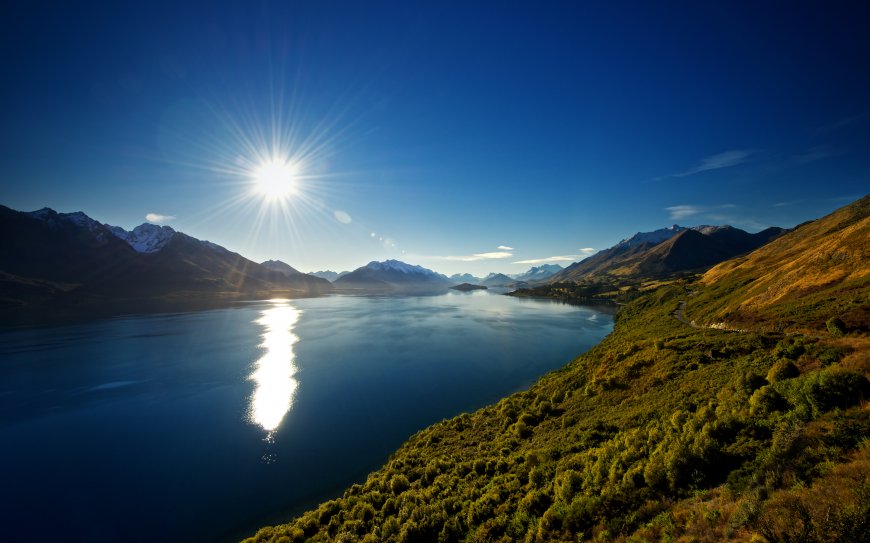 阳光晴朗 山中绝美湖泊壁纸