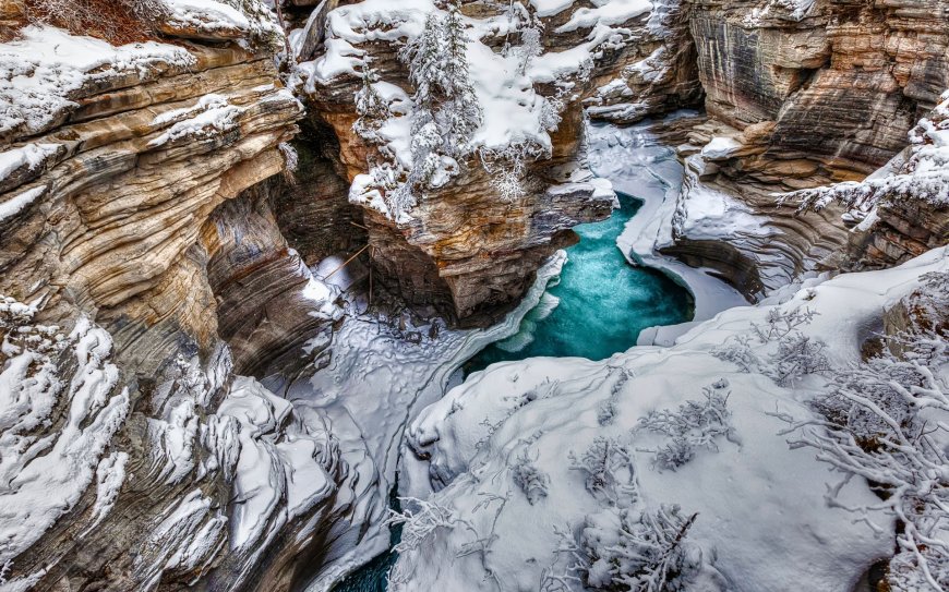 白雪覆盖的山谷峡谷河流风景壁纸图片