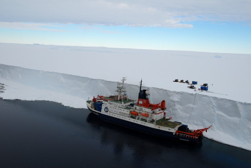 南极冰山 船图片壁纸