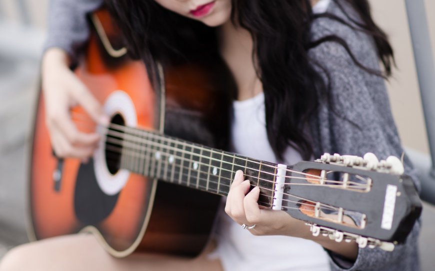弹吉他的女生唯美桌面壁纸
