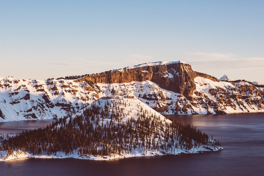 白雪覆盖湖泊小岛风景壁纸