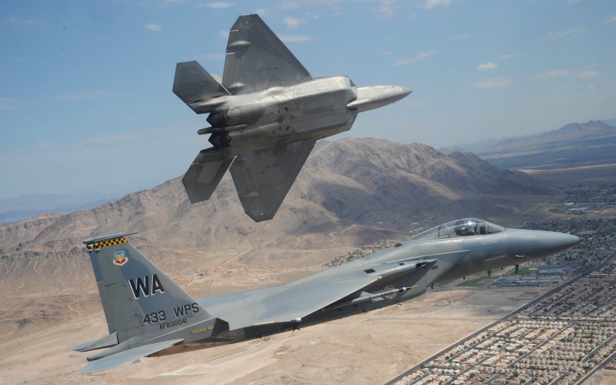 空中f-22战斗攻击机壁纸