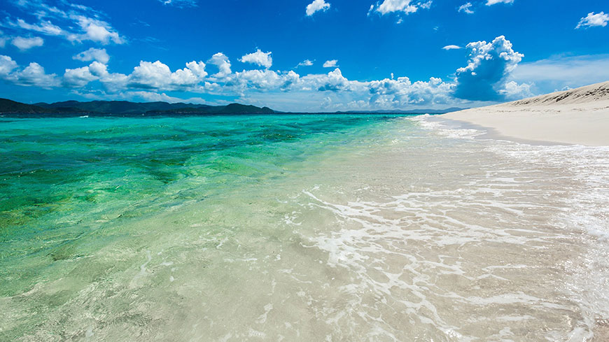 海滩沙滩蓝天白云海岸线马尔代夫旅游景区
