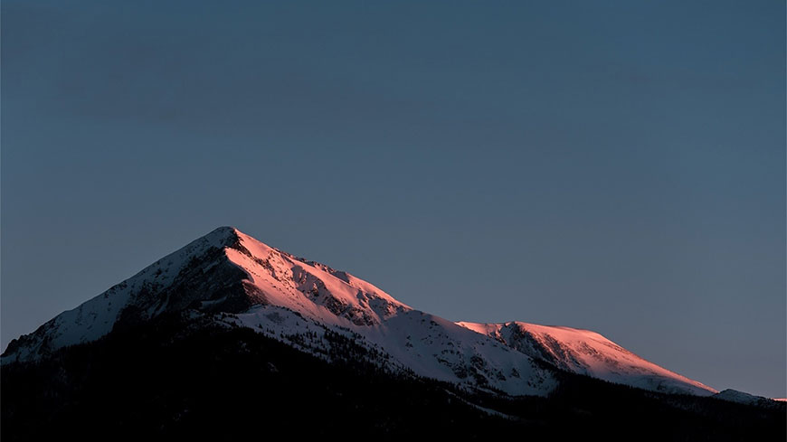 清晨的雪山壁纸