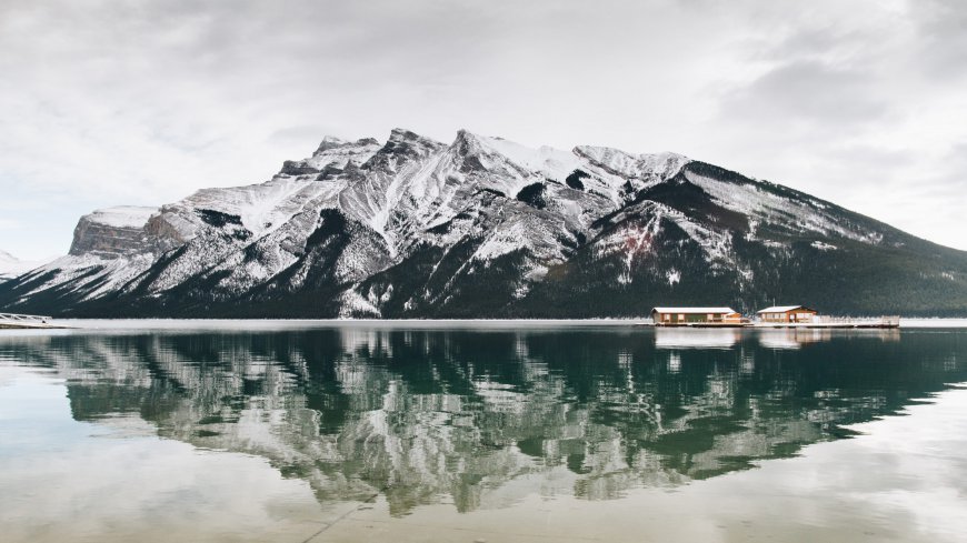 静谧的雪山湖泊风景壁纸