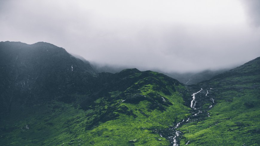 云雾笼罩的山壑风景壁纸