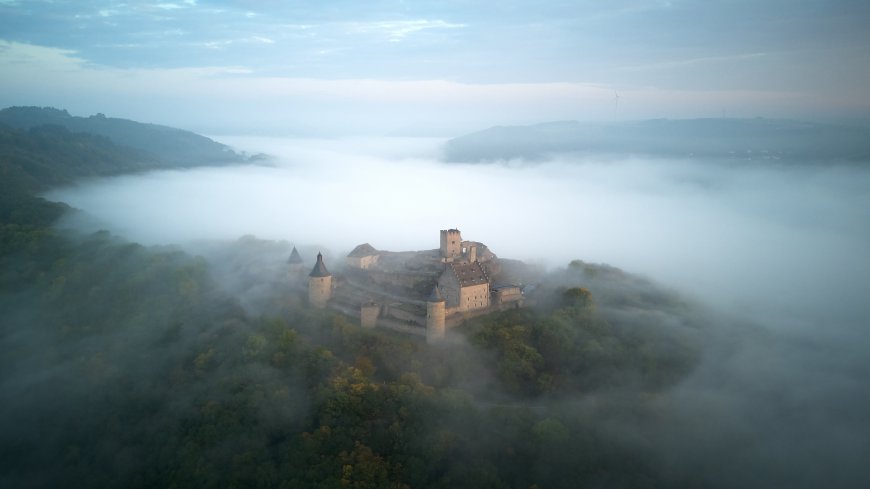 迷雾中的森林城堡风景壁纸