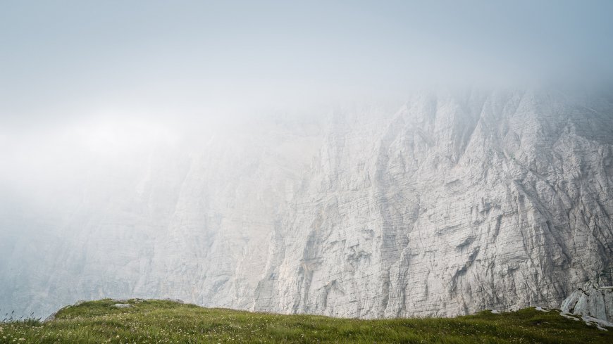 云雾笼罩的山崖风景壁纸