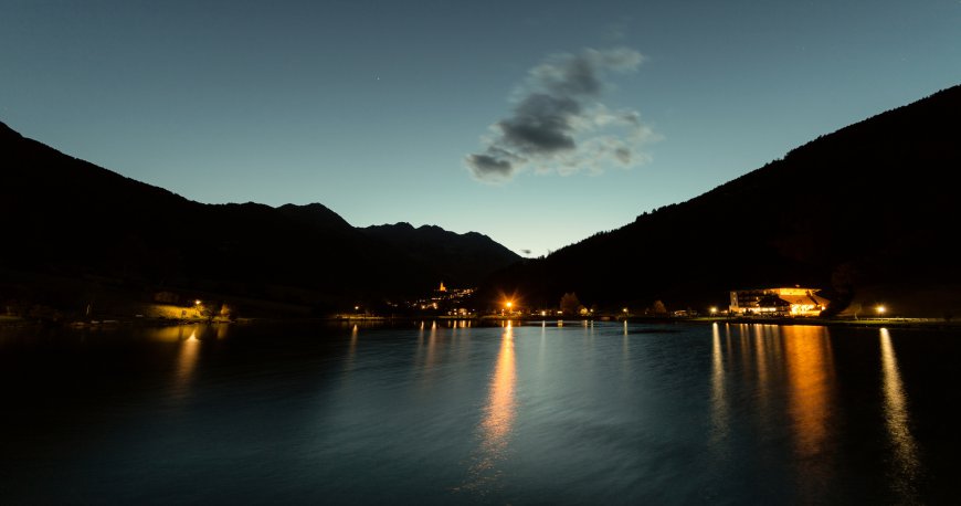 夜幕下湖泊边的小村庄风景壁纸