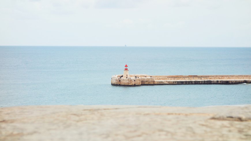 海岸线上的灯塔风景壁纸