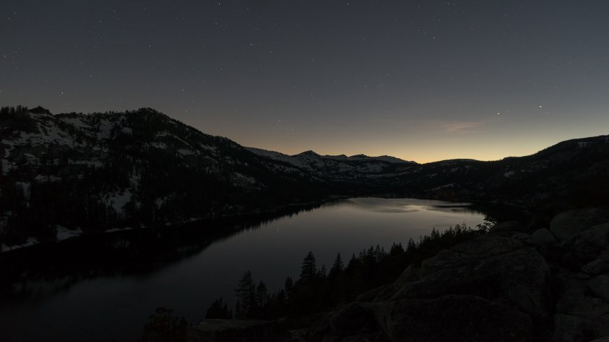 夜晚的高山湖泊自然风光静谧大自然4K电脑纯享壁纸