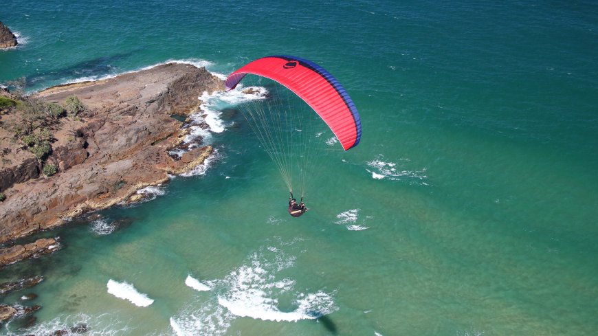 极限运动之滑翔伞爱好者与漂亮海景俯瞰4K高清电脑壁纸