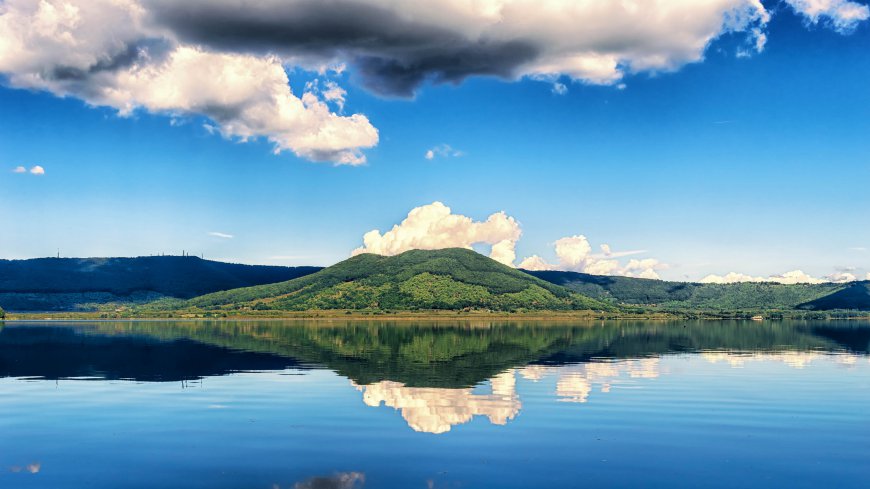 湖泊边的蓝天白云自然风景4K壁纸