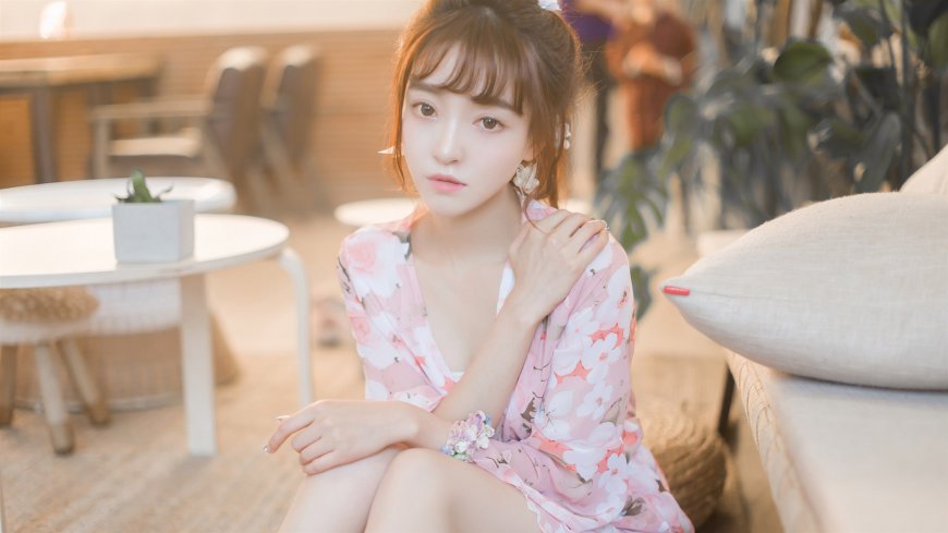 穿着碎花裙的可爱小清新美女图片壁纸