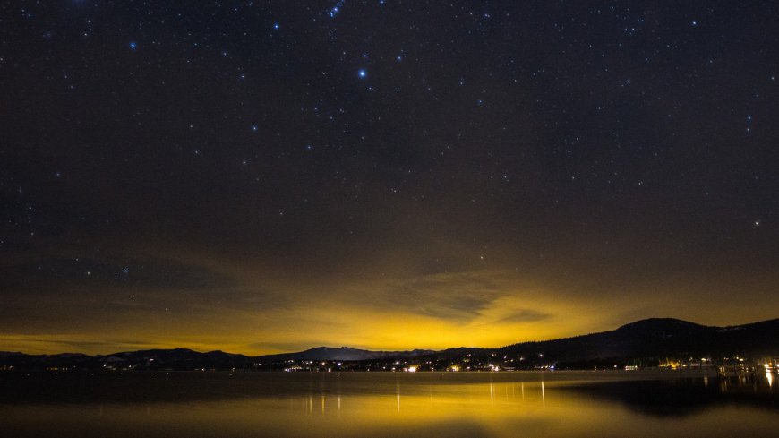 夜幕降临中的湖边小镇壁纸