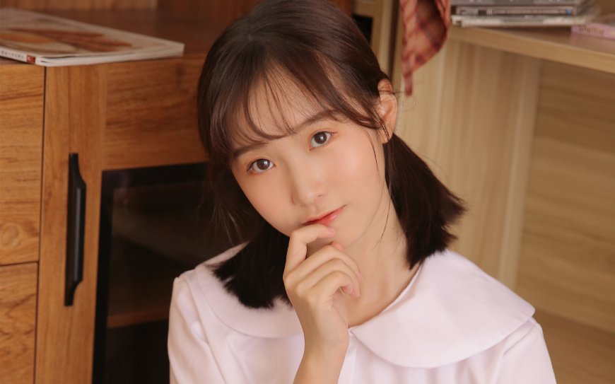 短发小清新美女图片壁纸