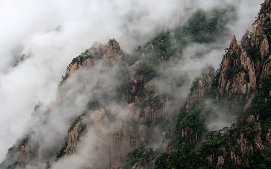 云雾缭绕的陡峭山峰壁纸
