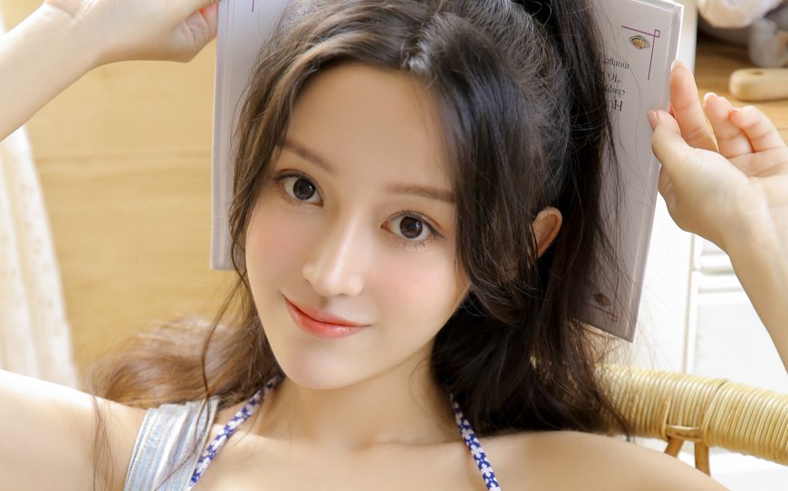 笑容甜美的大眼女孩图片壁纸