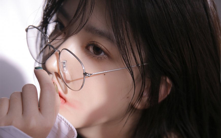文艺范戴眼镜的女孩图片壁纸
