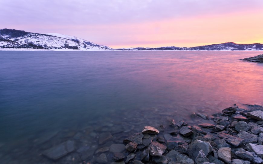 雪山下冰冻的湖面自然风景壁纸