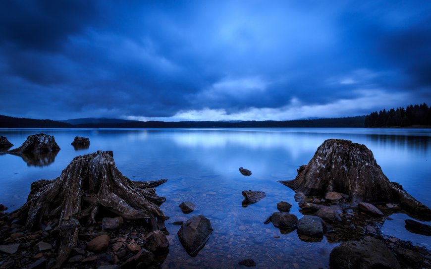 蓝色静谧的湖面自然风景壁纸