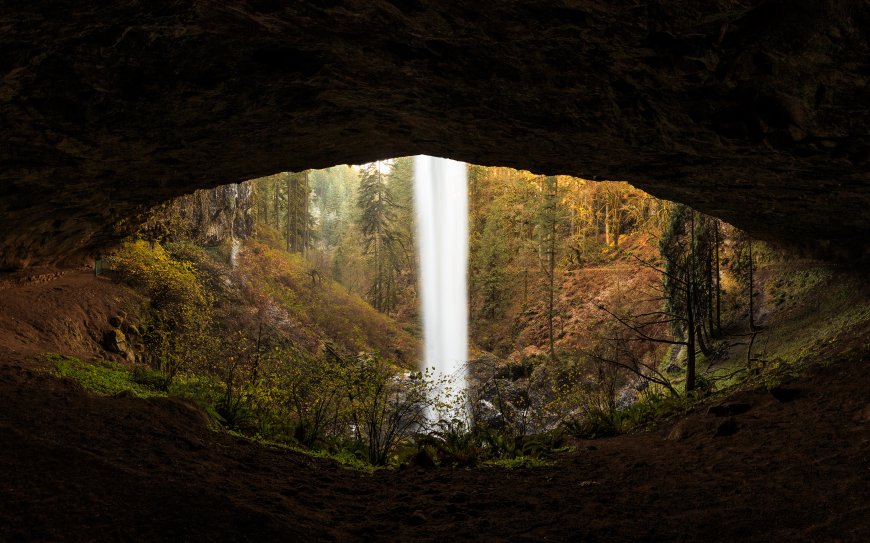 洞穴中的瀑布2K自然风景壁纸