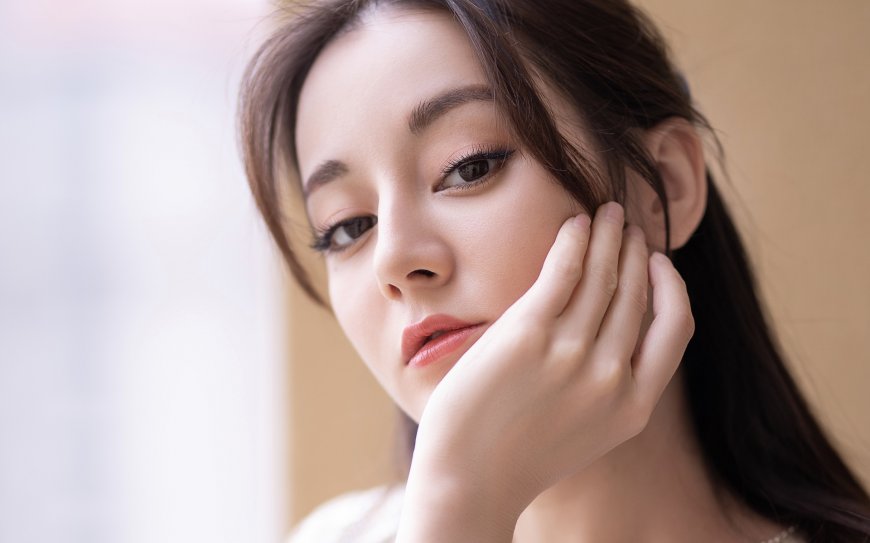 女演员迪丽热巴俏皮图片壁纸