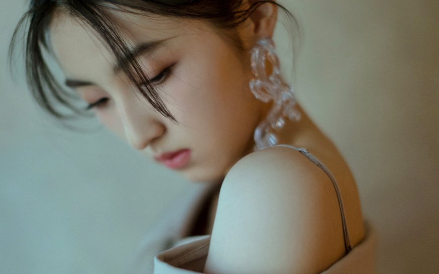 影视演员张子枫优雅图片壁纸