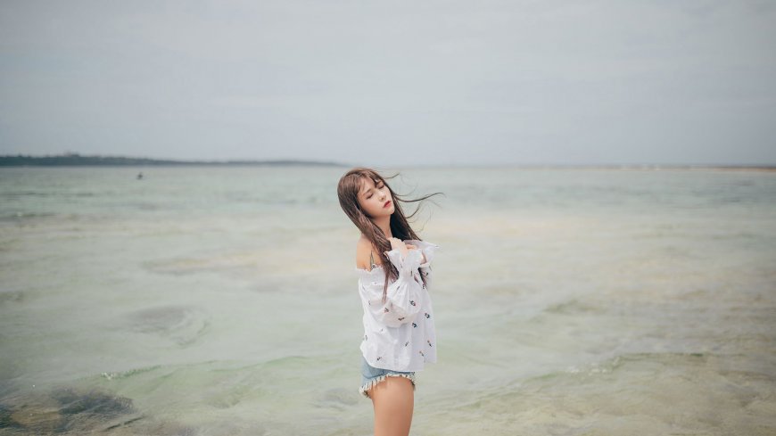 沙滩清新美女图片壁纸