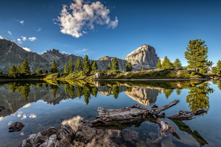 清澈湖泊倒影山水风景壁纸
