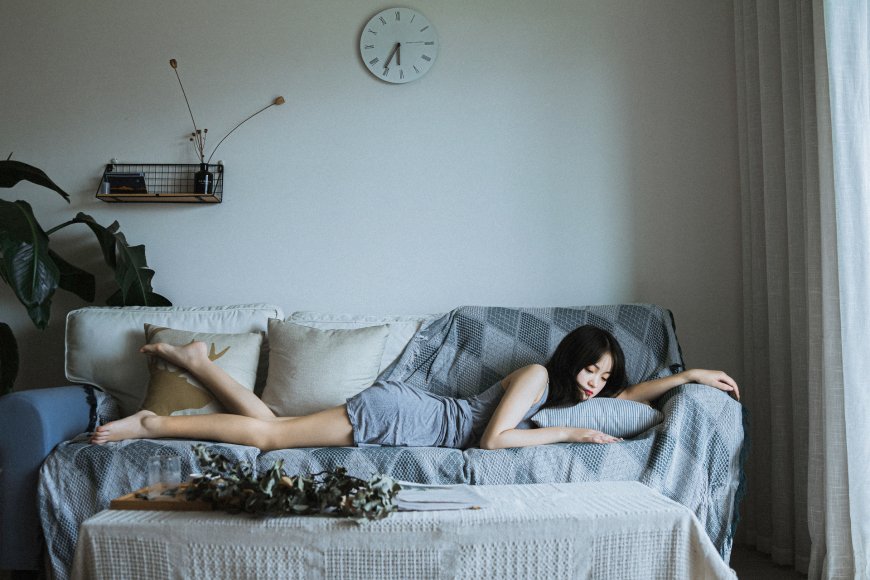 唯美小清新文艺范美女沙发图片壁纸图片