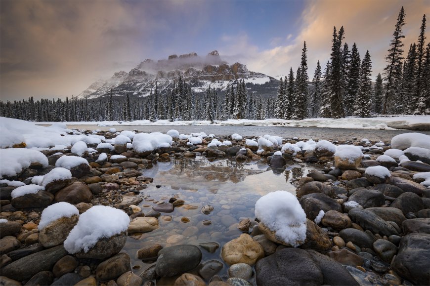 冬季白雪覆盖的河滩图片壁纸