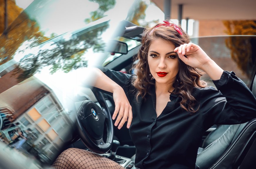 欧美气质美女车驾壁纸图片