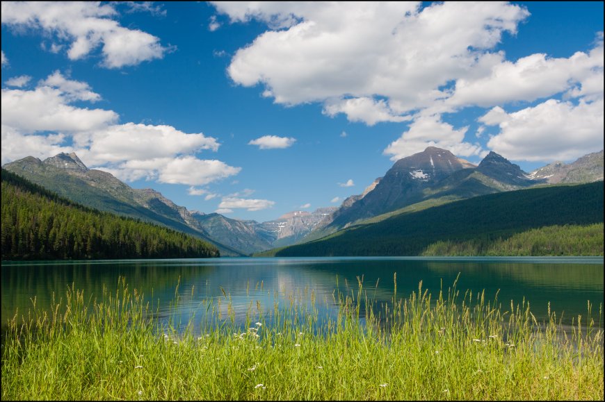 美丽的高山湖泊森林风景壁纸图片
