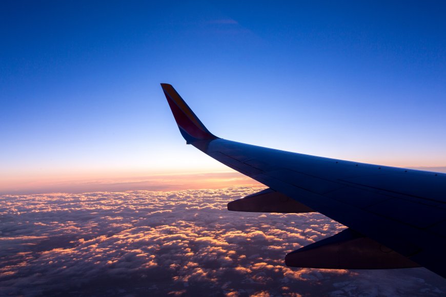 飞机机翼 蓝天 俯瞰风景壁纸图片