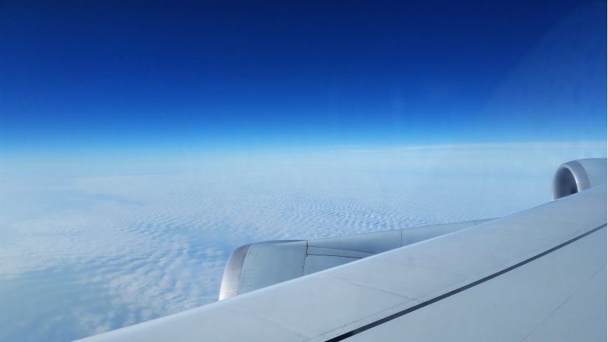 飞机机翼 蓝天白云图片壁纸