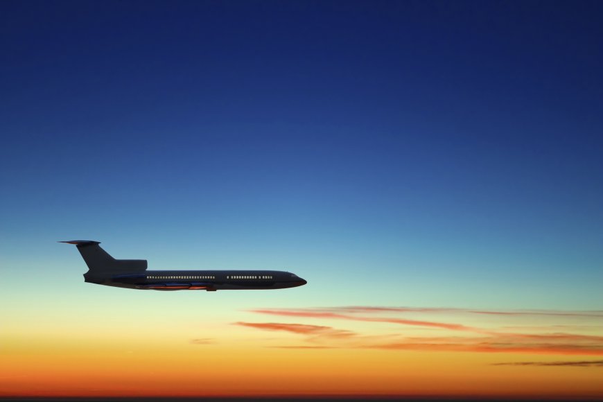 空中夕阳下的飞机图片壁纸