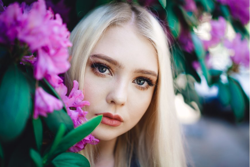 黄头发美女 鲜花摄影图片壁纸