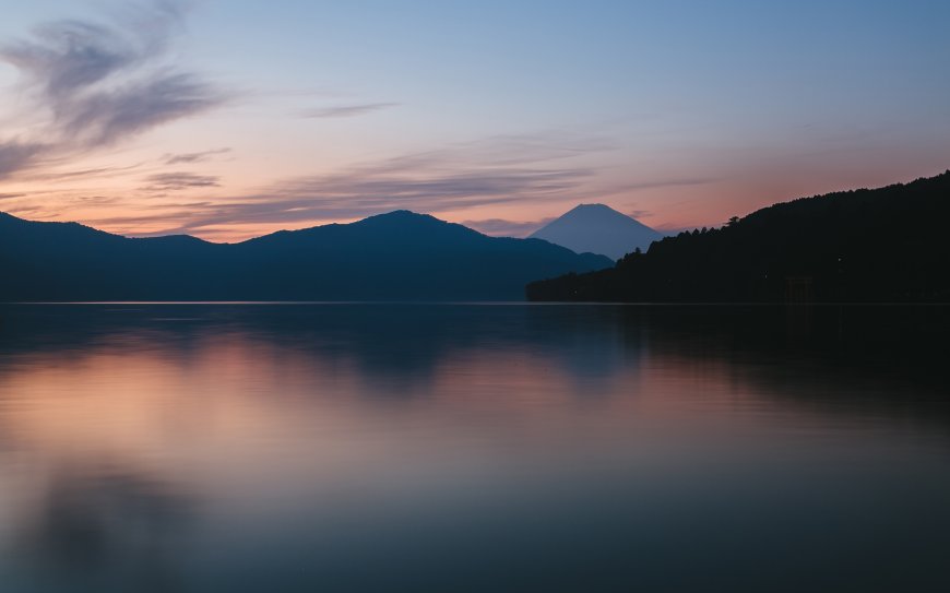 宁静的湖面清晨日出风景壁纸