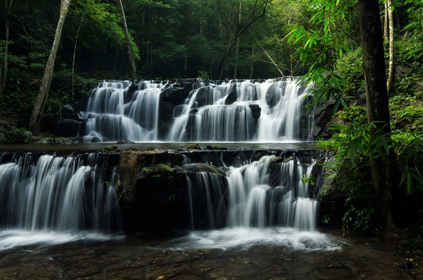 4K山林瀑布流水自然风景壁纸