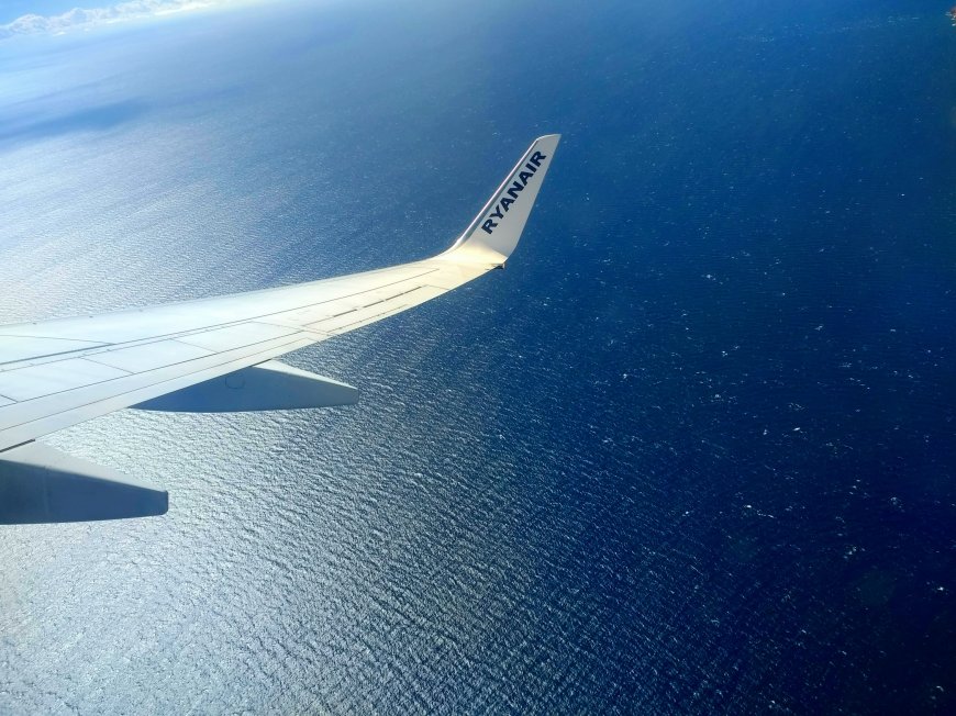 飞机机翼 碧蓝大海风景图片壁纸