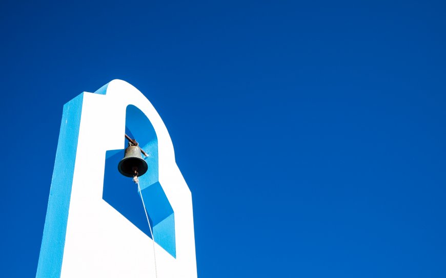 圣托里尼铃铛纯蓝背景图片壁纸
