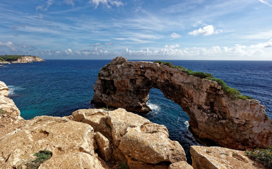 蔚蓝大海海岸小石桥风景壁纸