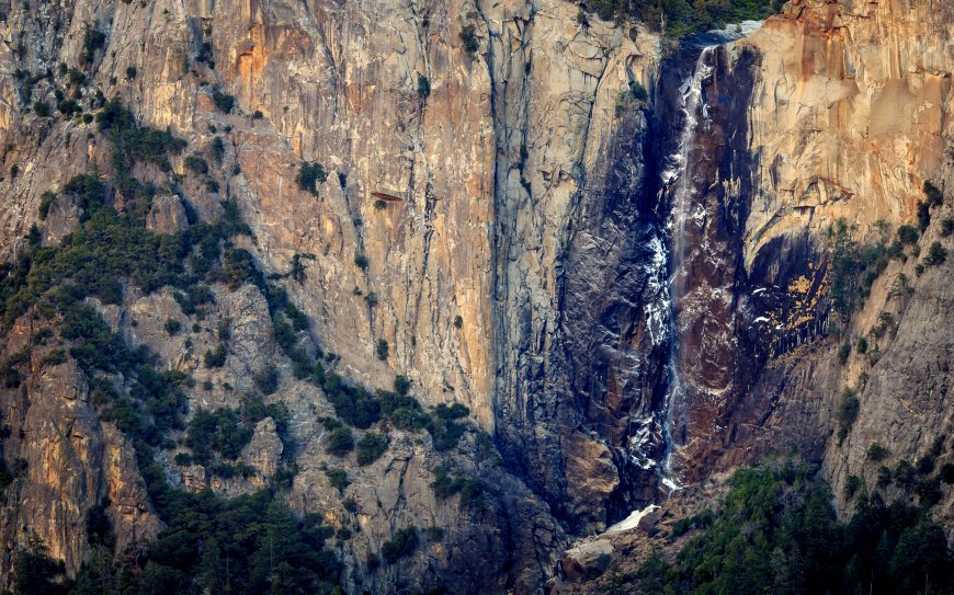 陡峭山崖瀑布风景壁纸