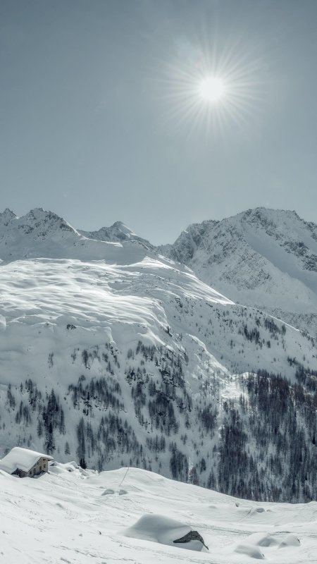 烈日下的雪山风景壁纸