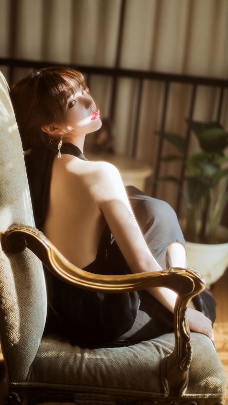 坐椅子上的美女背影侧写图片