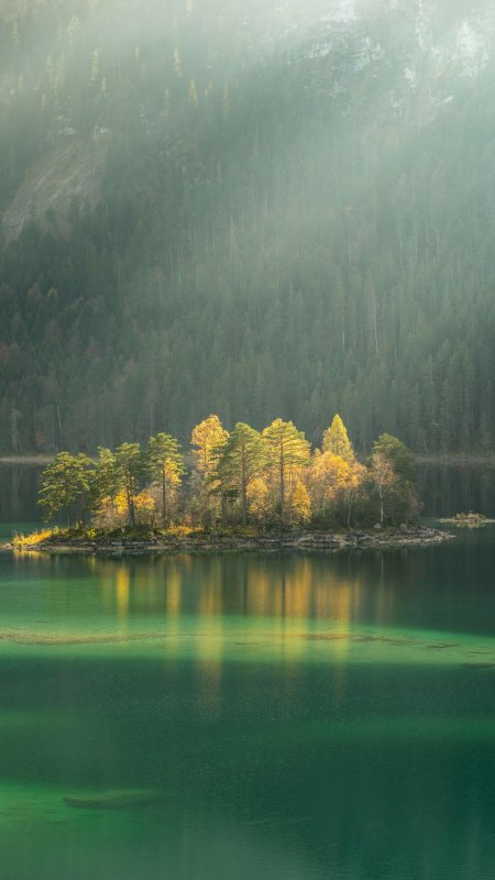 阳光映照下的山林湖泊风景手机壁纸