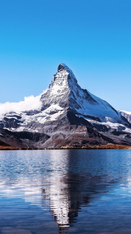 矗立的雪山湖自然风光手机壁纸