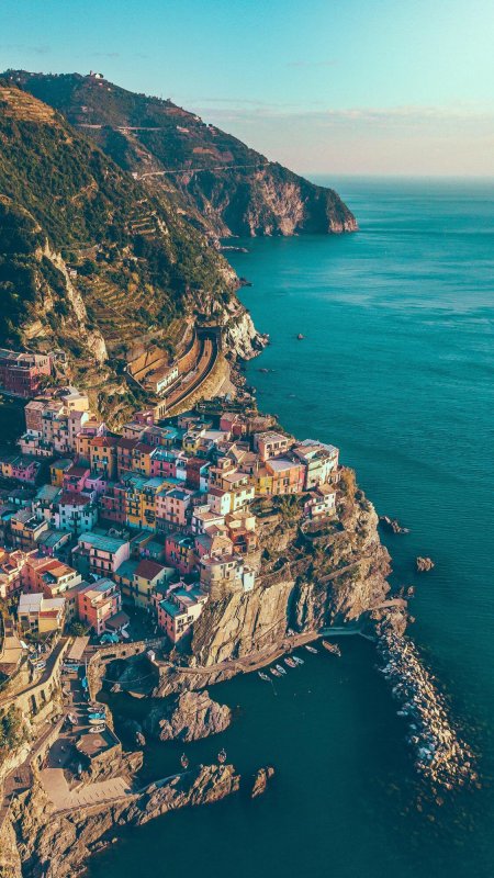 海岸悬崖上的小镇风景