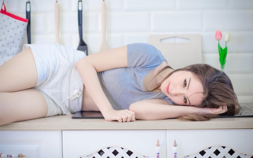 居家甜美女孩厨房图片壁纸图片